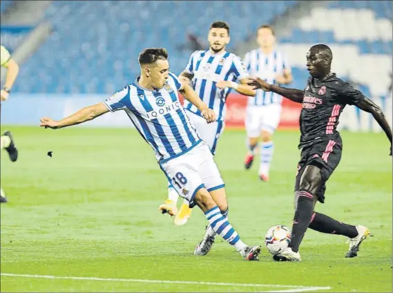  ?? FOTO: LUIS MARI UNCITI ?? Andoni Gorosabel freno con éxito una de las muchas internadas de Ferland Mendy por la banda izquierda del Real Madrid