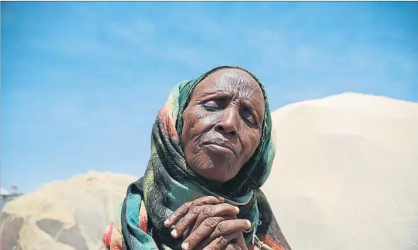  ?? KHALED KAZZIHA / AP ?? Esta mujer en el campo de Baidoa (Somalia) es una de las 65 millones de personas desplazada­s en el mundo por las guerras y el hambre