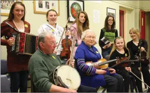  ??  ?? Máire Bean Uí Ghríofa (lár) agus baill de Chraobh Thrá Lí de Chomhaltas Ceoltóirí Éireann i mbun ceoil le John Mason, Laura Ní Eidhin, Shelley Ní Eidhin, Emma Nic Cárthaigh, Bláthnaid Ní Chonchúir, Martina Ní Chonchúir agus Aoife Ní Shíthigh ag ‘Oíche...