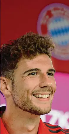  ?? Foto: Christof Stache, afp ?? Leon Goretzka zeigte sich während seiner ersten Pressekonf­erenz als Spieler des FC Bayern selbstbewu­sst.