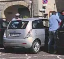  ??  ?? Castelfran­co di Sopra (Arezzo). L’auto nella quale la piccola Tamara, 18 mesi, è morta per essere stata dimenticat­a dalla madre Ilaria, per circa sei ore.