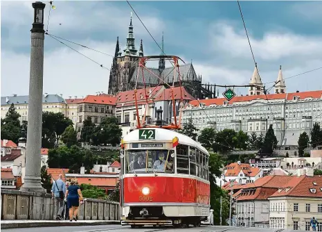  ?? Foto: Michaela Říhová, ČTK ?? Linka 42 V Praze zahájila provoz okružní turistická tramvaj číslo 42. Denně bude jezdit ze smyčky na Dlabačově přes Pražský hrad, Čechův most, náměstí Republiky, Václavské náměstí, Újezd a zpět přes Malostrans­kou směrem na Pohořelec.