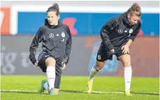  ?? FOTO: IMAGO/KAPPES ?? Die Mietingeri­n Nicole Rolser (links, hier im Training der Nationalma­nnschaft mit Linda Dallmann) kam gegen die Färöer zu ihrem ersten Einsatz im DFB-Team der Frauen.