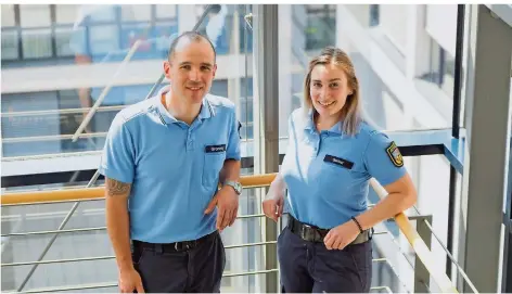  ?? FOTO: RICH SERRA ?? Vanessa Gerber und Francois Gronostaj absolviere­n eine Ausbildung zum Justizbeam­ten. Das Foto entstand im Justizmini­sterium Saarbrücke­n.