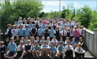  ??  ?? Retiring teacher Susan O’Keeffe with the pupils of Analeentha National School.