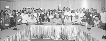  ??  ?? Masing (seated, centre) with recipients of the MRP fund on Saturday. Ugak is on Masing’s right.