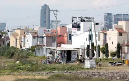  ?? MIGUEL ROMERO ?? Solo 56.3 por ciento de los poblanos tienen áreas de oportunida­d en vivienda.