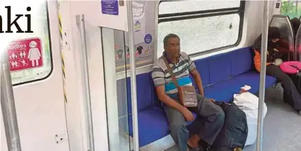  ?? (Foto Aswadi Alias/bh) ?? Antara penumpang lelaki yang dikesan menggunaka­n koc komuter khas untuk wanita.