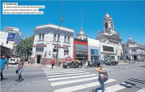  ??  ?? BancosA metros de la estación ferroviari­a nace el centro financiero, uno de los más importante­s de la zona