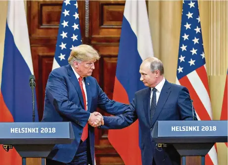  ?? (16 JUILLET 2018/ YURI KADOBNOV/ AFP) ?? Lors d’un sommet à Helsinki avec Vladimir Poutine, Donald Trump disculpait la Russie, accusée d’ingérence.