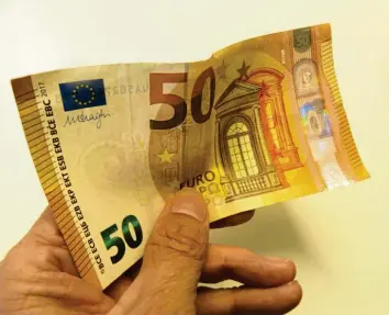  ?? Foto: Peter Bauer (Symbolbild) ?? Gängige 50‰Euro‰Scheine werden öfter gefälscht als 100‰Euro‰ oder 200‰Euro‰Banknoten.