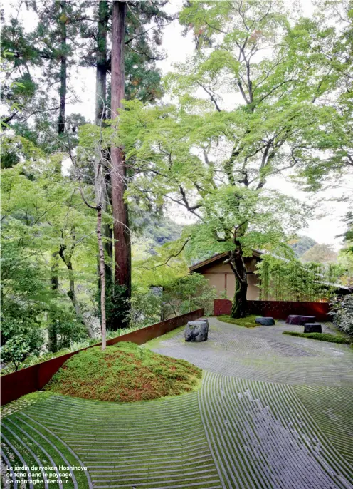  ??  ?? Le jardin du ryokan Hoshinoya se fond dans le paysage de montagne alentour.
