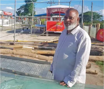 ?? Photo: Charles Chambers ?? Mohammed Shaheed still working on the Paradise Restaurant and the outdoor eatery behind him