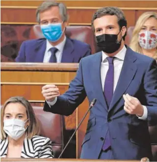  ?? // POOL ?? Pablo Casado y Cuca Gamarra, durante la sesión de ayer en el Congreso