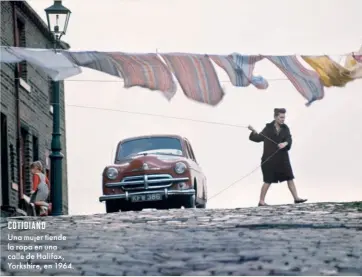  ?? Por CARMENPA CHECO ?? Una mujer tiende la ropa en una calle de Halifax, Yorkshire, en 1964.