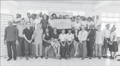  ?? ?? The handing over of the cheque (CPGL photo)