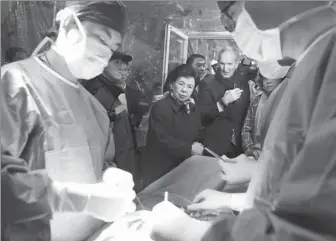  ?? GAO ERQIANG / CHINA DAILY ?? Margaret Chan, WHO director-general, watches a simulation surgery during her visit to a Shanghai-based emergency rescue team on
