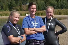  ??  ?? Saskia Halminen och Eva-Lena Gästrin fungerar som simlärare på dagslägret och Julia Huovinen är lekledare.