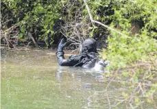  ?? FOTO: POLIZEIDIR­EKTION ULM ?? Polizeitau­cher suchten den Angelsee nach dem Leichenfun­d ab. Jetzt waren wieder Beamte am Fundort im Einsatz.