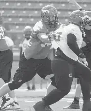  ?? STUART GRADON/Postmedia News ?? Calgary Stampeders offensive lineman Brander Craighead,left, making a name for himself in practice.