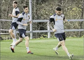  ?? FOTO: RS ?? Galán se entrena con Zubledia y Aritz en un entrenamie­nto de Zubieta