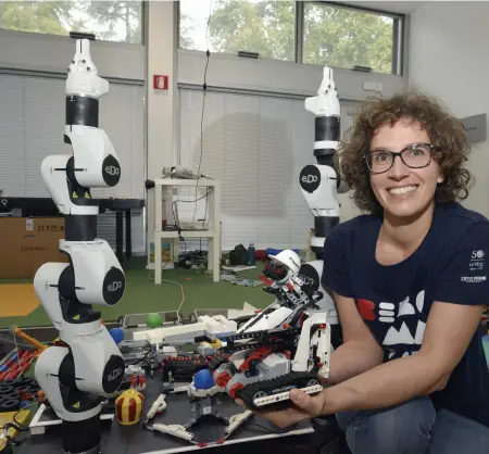  ??  ?? I laboratori Greta Albrigoni, 40 anni, allo Science Center di Bergamo con la sua Incredible Machine, che sarà protagonis­ta di una serie di incontri con gli studenti, che si terranno online
(foto Cavicchi per Ansa)