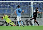  ?? (Getty Images) ?? Rimpallo
Ibrahimovi­c segna il 2-0 alla Lazio