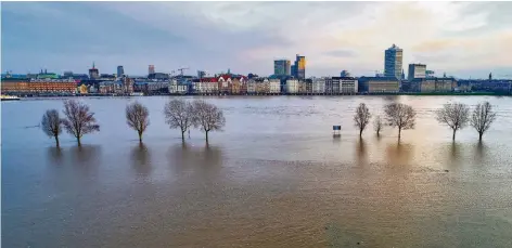  ?? FOTO: ANDREAS KREBS ?? Der Rhein in Düsseldorf mit Blick auf das Untere Rheinwerft von Oberkassel aus gesehen.