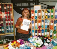  ?? Foto: Elisabeth Schmid ?? Anette Junge aus Blaustein präsentier­te auf dem Kunsthandw­erkermarkt unter anderem selbst gefärbte Wolle. Der Markt fand am Sonntag im Mittelschw­äbischen Heimatmuse­um statt.