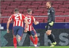  ??  ?? Jan Oblak celebra el penalti parado contra el Alavés.