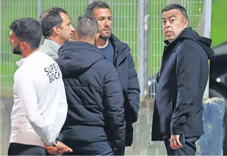  ?? ?? Varandas, Hugo Viana e Miguel Ribeiro à conversa, em Famalicão, depois de se saber que não haveria jogo