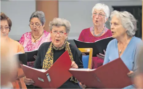  ?? FOTO: DPA ?? Nach einer Chor-Probe fühlt sich Ursel Kipp (2. von rechts) ausgeglich­en und fröhlich.