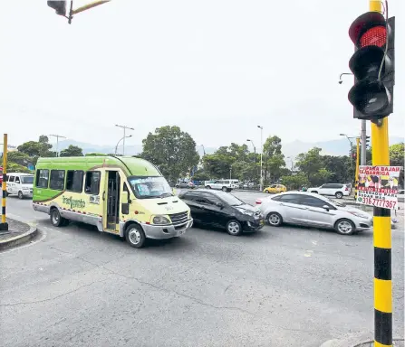  ?? JUAN B. DÍAZ / ADN ?? En el norte, una de las intersecci­ones que ha sido criticado por los largos tiempos en ‘rojo’ y poco en ‘verde’ es la calle 52 con avenida 3.