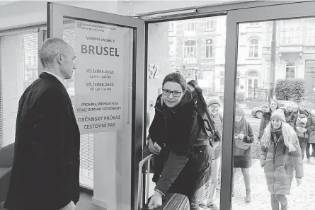  ?? FOTO ČTK ?? Bude příště stačit už jen dopis?
Snímek je z druhého kola letošních prezidents­kých voleb na české ambasádě v Bruselu.