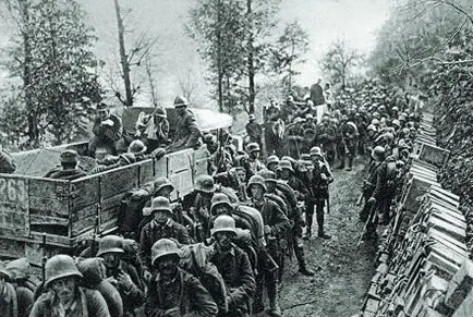  ??  ?? La disastrosa sconfitta italiana Le truppe tedesche avanzano lungo la valle dell’Isonzo nei primi giorni della battaglia, durata 19 giorni