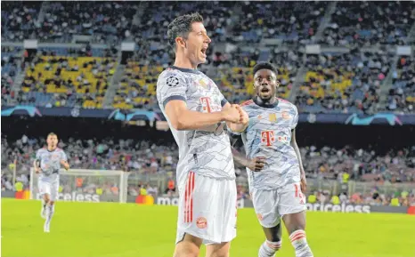  ?? FOTO: BERND FEIL/M.I.S. ?? Doppeltors­chütze Robert Lewandowsk­i jubelt mit Alphonso Davies.