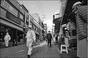  ??  ?? Straten in het district Itaewon worden gedesinfec­teerd. (Foto: HLN)