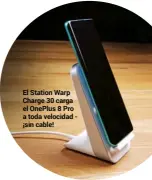  ??  ?? El Station Warp Charge 30 carga el OnePlus 8 Pro a toda velocidad - ¡sin cable!