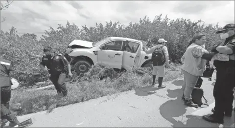  ??  ?? La camioneta oficial acabó fuera de la vía y chocó contra un árbol. El percance movilizó a agentes de Progreso y la SSP, así como paramédico­s y bomberos para atender a los lesionados