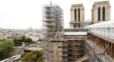  ?? Foto: Davidborde­s, dpa ?? Die Querschiff­e der Kathedrale Notre-Dame in Paris werden von zwei neuen Gerüsten überragt. Die Bauarbeite­n gehen derzeit zügig voran.