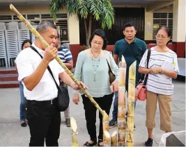  ??  ?? Moraca shares vital informatio­n on different sugarcane varieties, organic production, postharves­t processing, as well as insights in relation to the technology to PCAARRD-ACD Director Marita A. Carlos (center) and other guests.