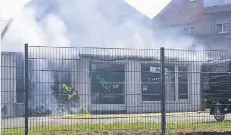  ?? FOTO: FEUERWEHR ?? Unter Atemschutz dringt die Feuerwehr in das Zweiradges­chäft ein und kann einen Hallenbran­d an der Silostraße verhindern.