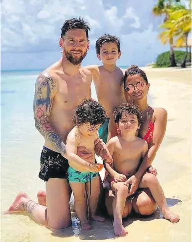  ?? // JAVI FERRÁNDIZ ?? La familia Messi al completo con su esposa y sus tres hijos. Al lado, algunos detalles del crack argentino
