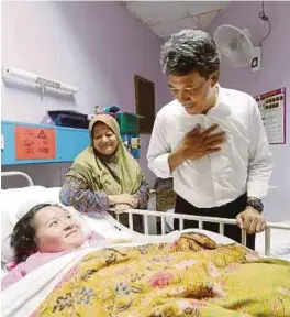  ?? [FOTO HAZREEN MOHAMAD/BH] ?? Mohamad melawat Siti Nurul Hidayah dan Dayang Lohani di Hospital Tuanku Ampuan Najihah, Kuala Pilah semalam.