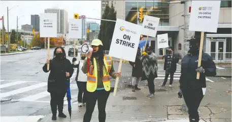  ?? JEAN LEVAC ?? Support staff at the University of Ottawa took to the streets on Monday in a strike after contract bargaining talks collapsed.