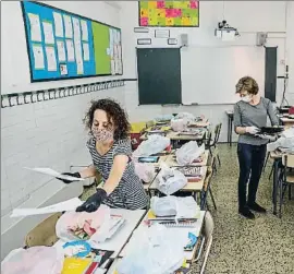  ?? ÀLEX GARCIA ?? Preparatiu­s per a la reobertura d’un centre escolar a Barcelona