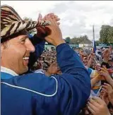  ??  ?? Umjubelt: Heiko Weber lässt sich  von den Jenaer Fans im Abbe-sportfeld feiern. Foto: Tino Zippel