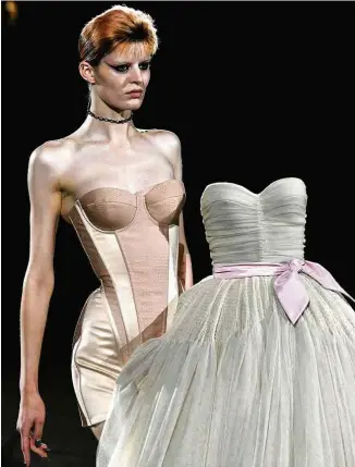  ?? Stephane de Sakutin/AFP ?? Modelo no desfile de Viktor & Rolf na semana de alta-costura de Paris