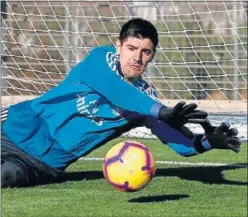  ??  ?? VUELVE EL BELGA. Thibaut se estrena en un derbi jugando de blanco.