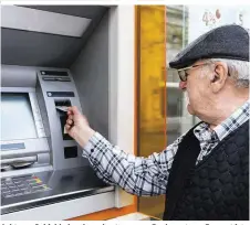  ??  ?? Achtung: Geldabhebe­n kann kosten, wenn Bankomat von Euronet ist
